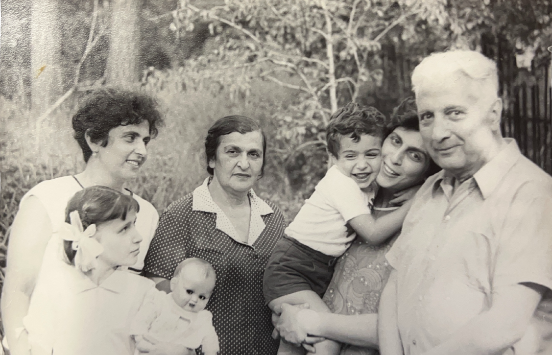 На даче в Малаховке, 1967 г. Мама, папа, сестра, дочь и племянник